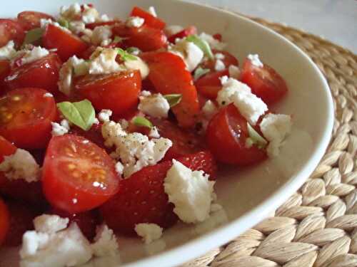 Salade de tomate à la féta et aux fraises