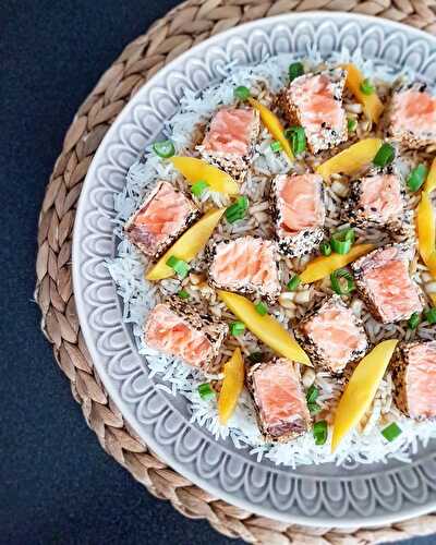 Saumon croustillant, riz à la mangue et vinaigrette sésame oignon