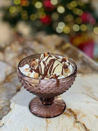 Coupe glacée, fruits confits et sauce chocolat "Parfait Viviane"