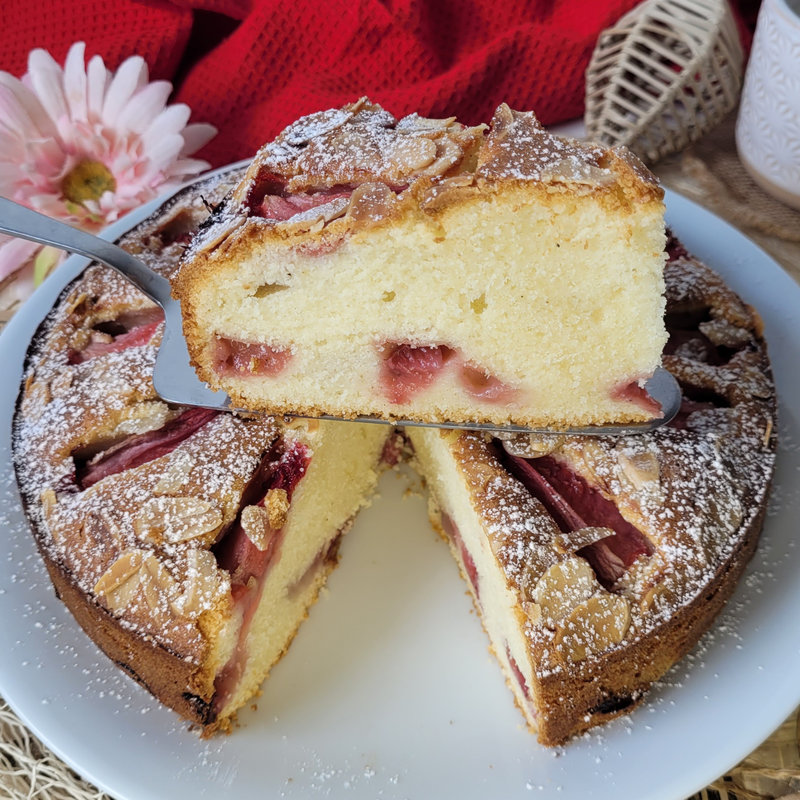 ...Délicieux gâteau aux yaourt, sans levure, aux fraises et coulis de fraises cru... (Cathytutu, Nigella Lawson)