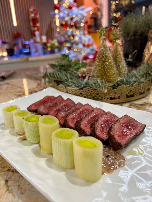 ...Filet de bœuf blanc bleu rôti au poivre vert et poireaux, tous en cuisine menus de fêtes, Cyril Lignac...