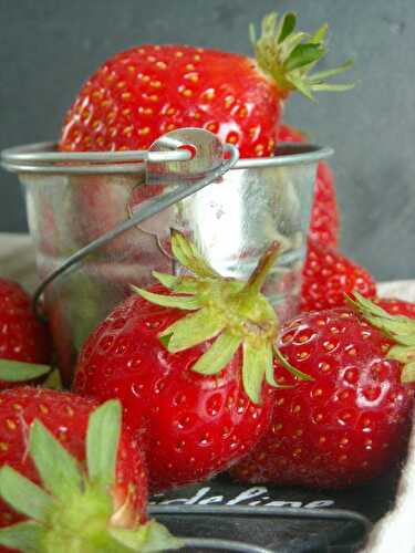 Confiture de fraise et rhubarbe, pointe de gingembre..
