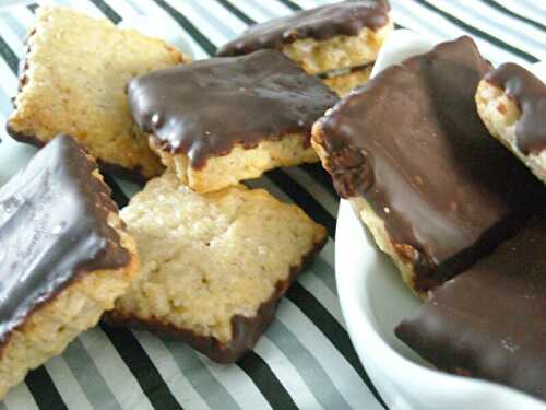 Minis biscuits nappés au chocolat sans oeufs ni gluten.