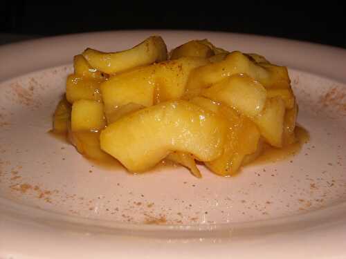 Pommes poêlées, cannelle et caramel au "beurre" salé.