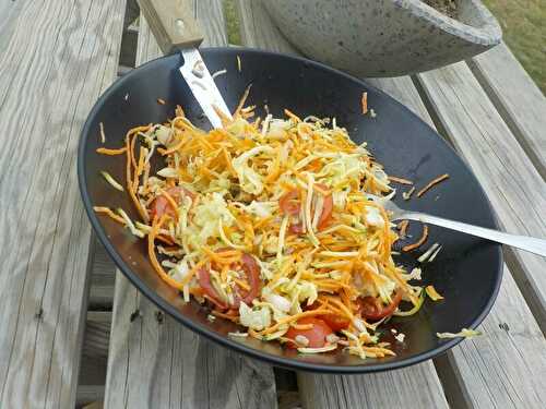 Salade fraîcheur, courgettes carottes et chou chinois cru!