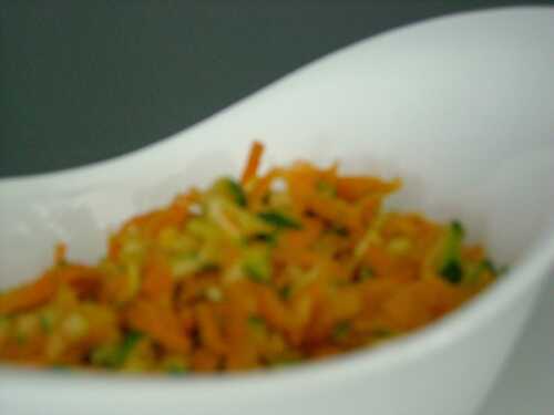 Salade fraîcheur courgettes et carottes râpées - Chez nous ça popote....recettes gourmandes, bio et végé!