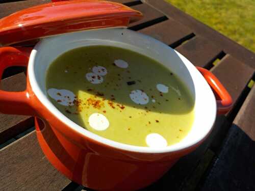 Velouté de petits pois, pointe de crème et piment d'espelete.