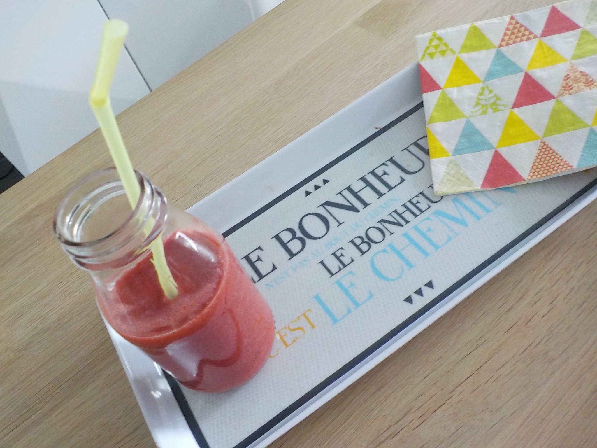 Smoothie fraise, banane, zeste de citron et menthe fraîche....