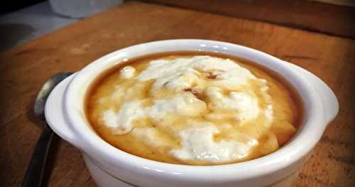 Porridge très crémeux de polenta et de flocons d'avoine 