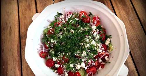 Salade fraicheur : Concombre, tomates cerises, feta, et herbes fraiches