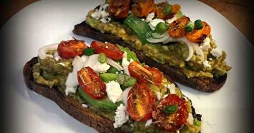 Tartines avocats, tomates rôties et féta