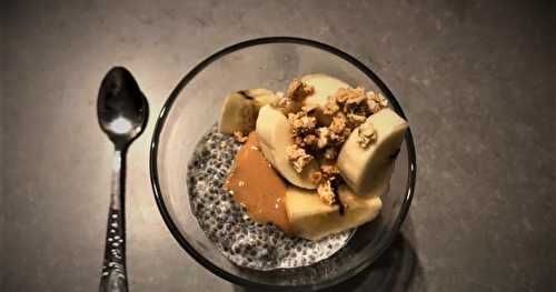 Porridge de Chia, banane, et beurre de cacahuètes