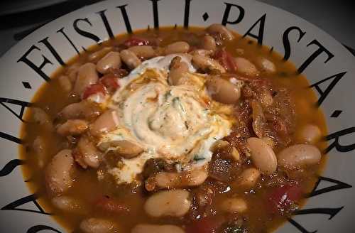 Haricots Tarbais aux épices et à la tomate, sauce au yaourt et au Tahini