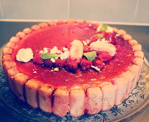 Charlotte à la fraise, aux framboises et à la rose & biscuits roses de Reims