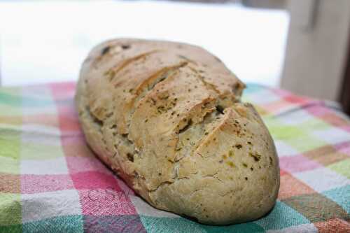 Pain à l’huile d’olive, aux olives et aux herbes de Provence