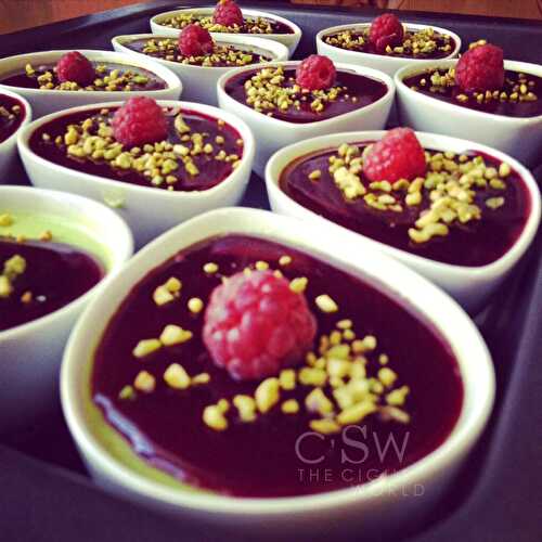 Panna cotta à la pistache avec gelée de fruits rouges