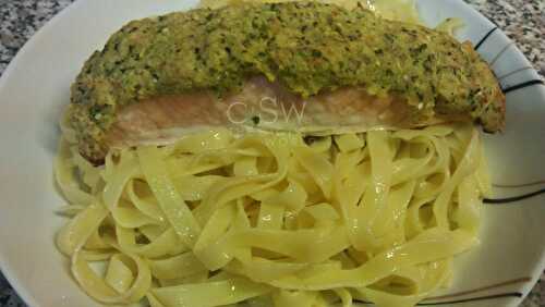 Saumon en croûte aux herbes & à l’ail sur lit de tagliatelles au beurre aux herbes