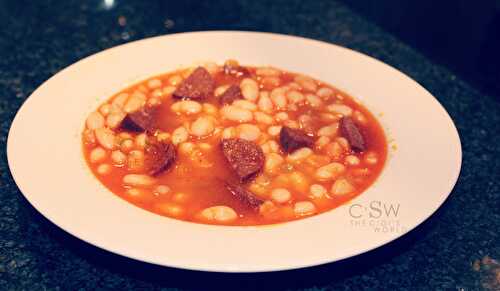 Sucuklu kuru fasülye [Plat turc, en sauce, à base de haricots secs et de saucisson de boeuf]