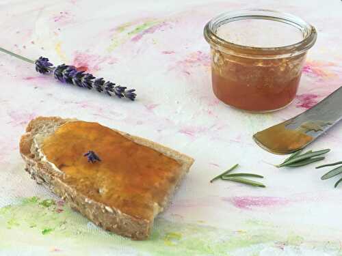 Confiture d'abricots facile à réaliser avec une note de romarin, un vrai régal à déguster au goûter ou au petit déjeuner