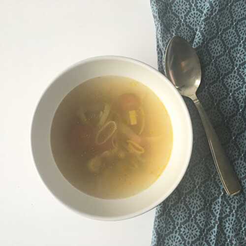 Soupe aux légumes parfumée avec des feuilles de combava