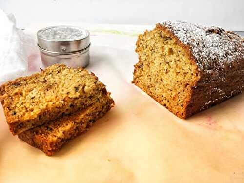 Un cake moelleux à la banane en 10 minutes chrono, idial pour utiliser des bananes trop mûres. Un cake ultra moeulleux, simple et zéro déchets