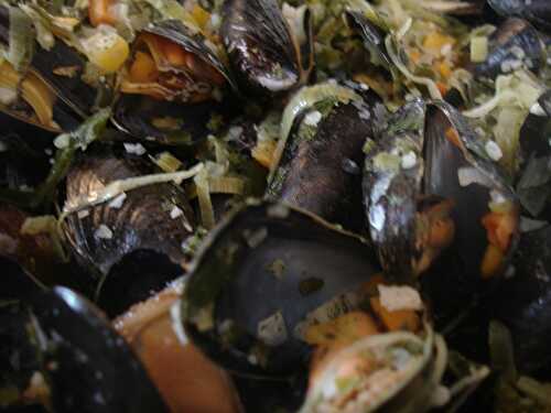 Moules aux petits légumes et vin blanc