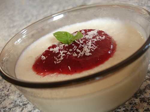 Panna cotta au lait de coco et son coulis de groseilles rouges