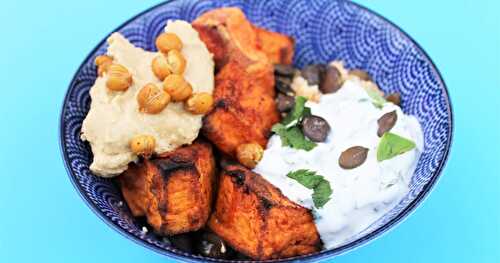 Bol d’Hiver aux Patates douces, Houmous, Semoule de Chou-Fleur et Herbes Fraîches 