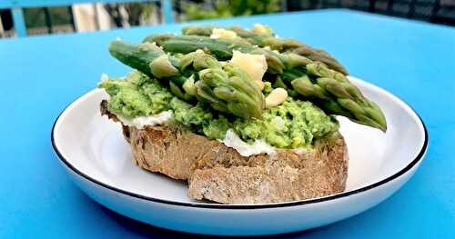 Délicieuses Tartines au Pesto de Fèves et Asperges Vertes 