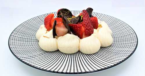 Mini Pavlovas au Chocolat, garnies de fraises et framboises