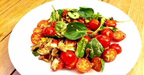 Salade d'été : tomates, mozzarella et avocat