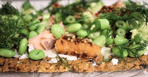 La Tarte Crackers au Saumon fumé, Ecrasé d’avocat et Citron Vert