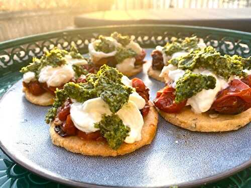 Tartelettes Sablées aux Tomates confites, Parmesan, Burrata et Pesto 