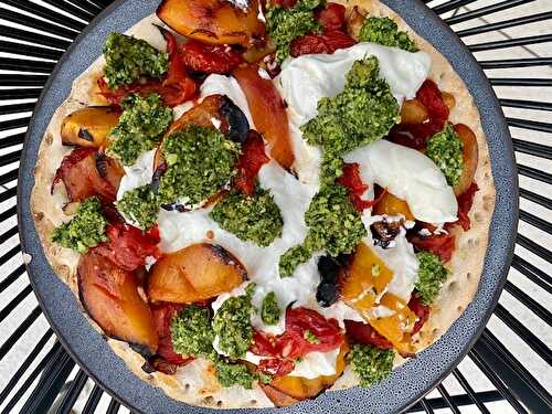 Pizza “Bianca” aux Nectarines rôties, Tomates confites et Pesto Maison