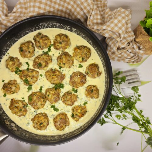 Boulettes de porc, sauce crémeuse aux herbes