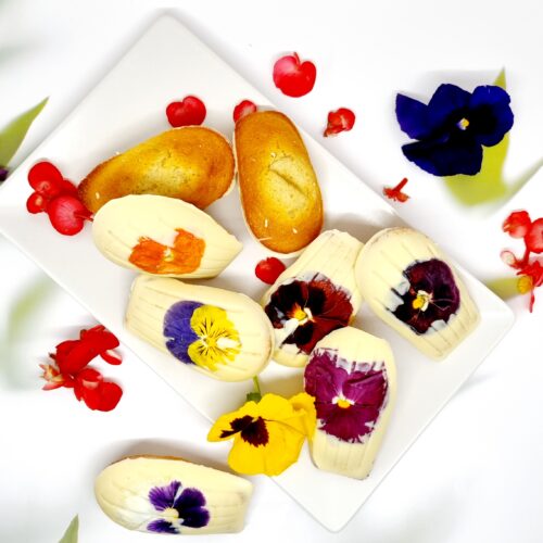 Madeleines au chocolat blanc et fleurs comestibles
