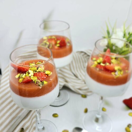 Pannacotta coco, fraise et rhubarbe