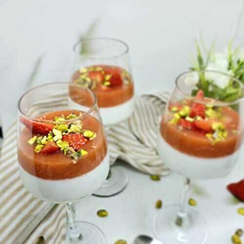 Pannacotta coco, fraise et rhubarbe