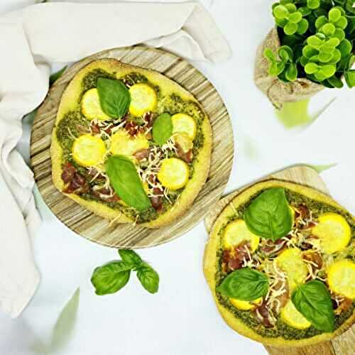 Pizza crème de roquette, pancetta et courgette