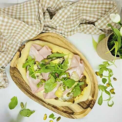 Pinsa au pesto de pistache et mortadelle