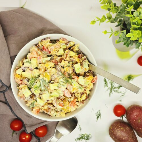 Salade de smashed potatoes et légumes : recette croustillante, fraîche et gourmande