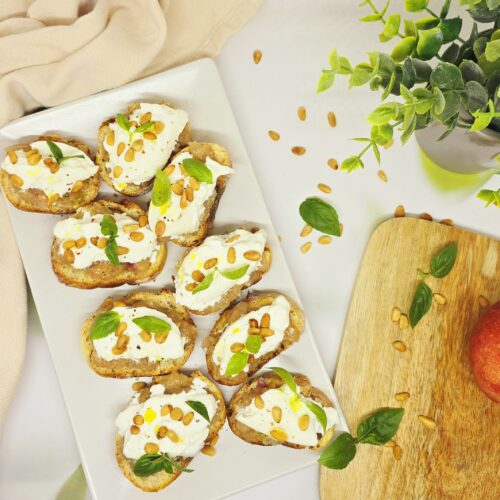 Crostinis au chutney de nectarine et burrata