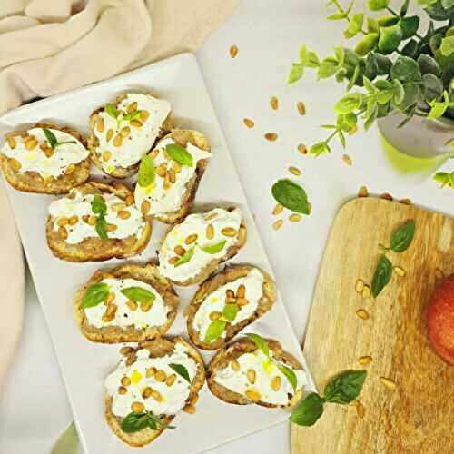 Crostinis au chutney de nectarine et burrata