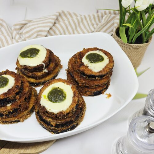 Mille feuille d’aubergines panées à la mozzarella et au pesto