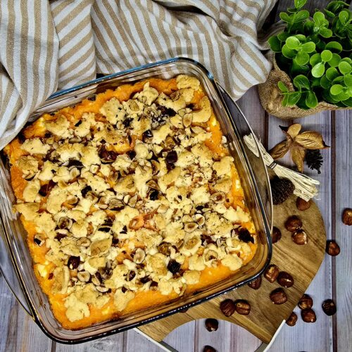 Crumble de patates douces, fêta et noisettes