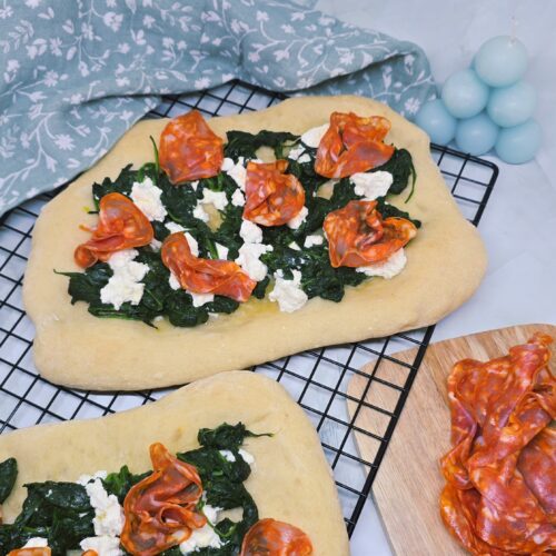 Pinsa aux épinards, chorizo et ricotta