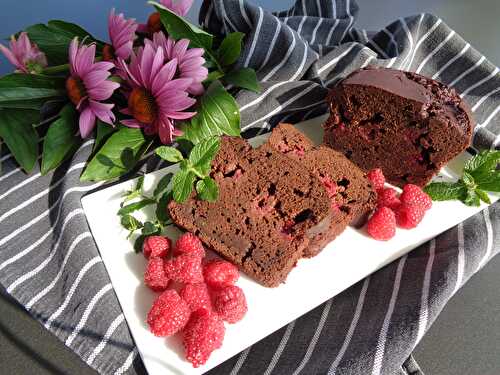 Cake au chocolat, courgette et framboises