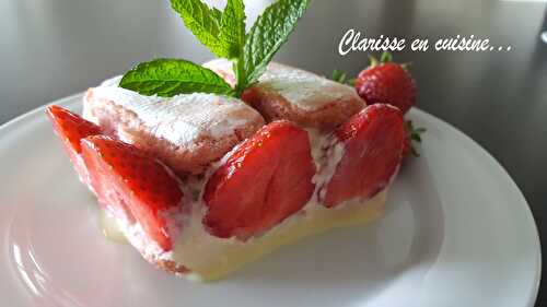 Fraisier express aux biscuits roses