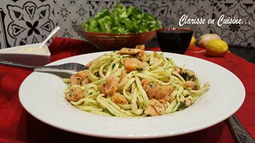 Poêlée de tagliatelles au pesto et au saumon fumé