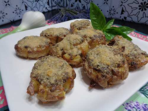 Pommes de terre croustillantes écrasées à l’ail et au parmesan